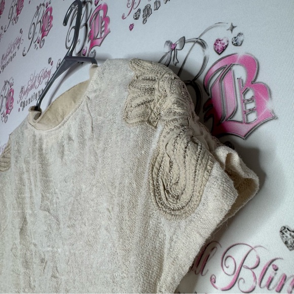 Pilcro and the letterpress tshirt floral design on shoulders distressed collar - Picture 2 of 9